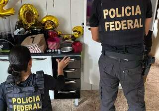 Policiais federais durante cumprimento de mandado. (Foto: Divulgação/PF)