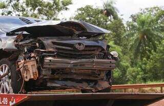 Motorista perde controle e carro fica destru&iacute;do ap&oacute;s colis&atilde;o em guard rail