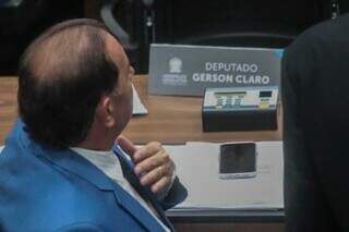 Placa do deputado Gerson Claro sobre a mesa do plenário da Casa de Leis. (Foto: Marcos Maluf)