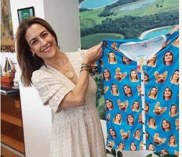 Senadora ganha pijama com fotos dela e da cachorrinha