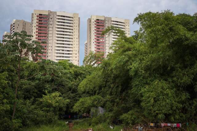 Moradores de condom&iacute;nio reclamam de ocupa&ccedil;&atilde;o &agrave; beira de c&oacute;rrego em &aacute;rea nobre