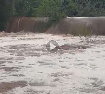 Chuva eleva nível do rio Formoso e provoca interdição de balneário municipal