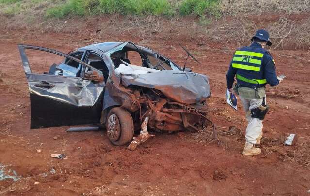 Homem morre, esposa e neto ficam feridos após carro capotar na BR-463