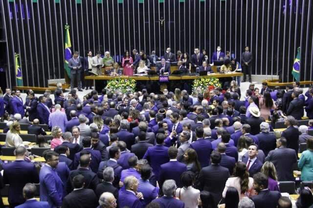 C&acirc;mara Federal tem posse com desmaio, atraso e adeus a deputados 