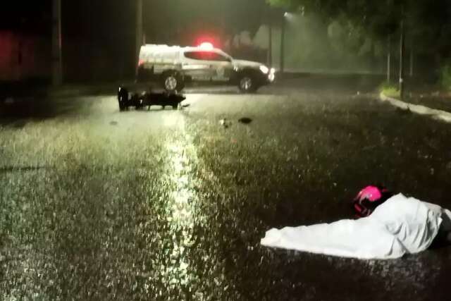Na contram&atilde;o, motociclista bate em carreta e morre