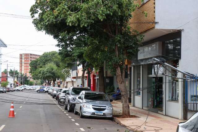 Caminh&atilde;o derruba fia&ccedil;&atilde;o e interdita tr&acirc;nsito na Rua 7 de Setembro