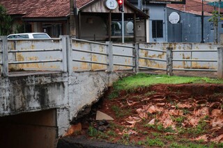 Deslizamentos comprometeram estrutura da ponte e, por isso, trecho foi fechado. (Foto: Henrique Kawaminami)