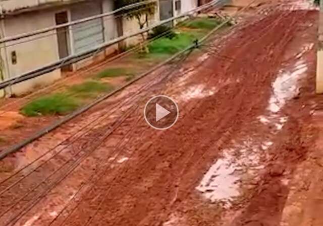 Barro, lama e obra est&atilde;o no caminho de moradores nos bairros Oliveira I e III