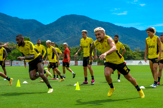 Elenco do Flamengo em treinamendo para partida contra Boavista (Foto: Marcelo Cortes/CRF)