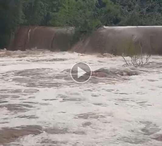 Chuva eleva n&iacute;vel do rio Formoso e provoca interdi&ccedil;&atilde;o de balne&aacute;rio municipal