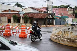 Motociclista passa indevidamente em trecho interditado. (Foto: Henrique Kawaminami)