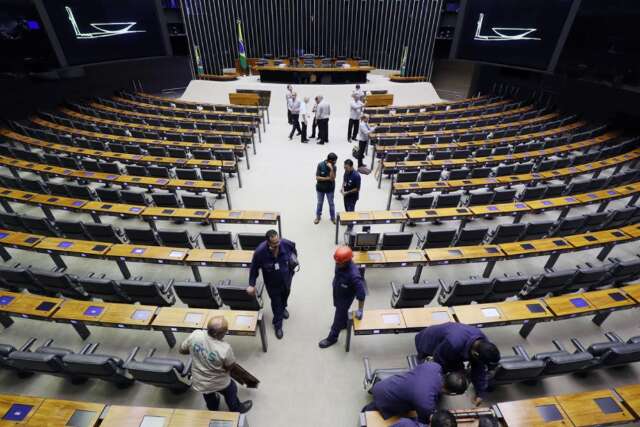 Deputados federais tomam posse pela manh&atilde; e votam Mesa Diretora &agrave; tarde