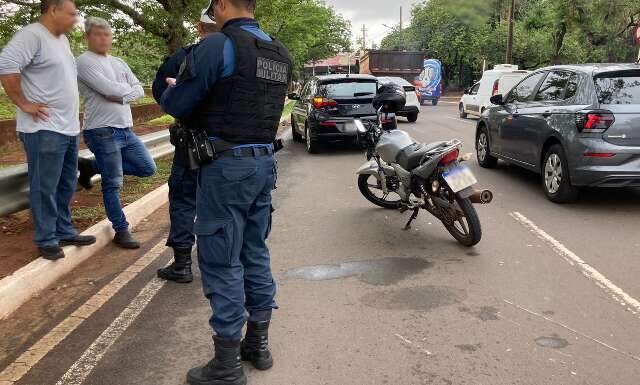 Motociclista perde dedo mindinho em acidente na Avenida Fernando Corr&ecirc;a da Costa