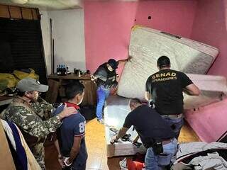 Momento em que agentes da Senad vasculhavam quarto em casa na fronteira (Foto: Divulgação)