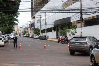 Cones foram colocados para impedir entrada de veículos. (Foto: Henrique Kawaminami)