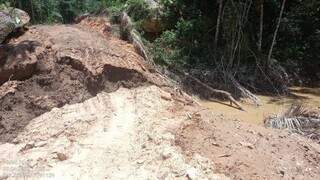 Córrego fica assoreado após construção de represa (Foto: Divulgação/PMA)