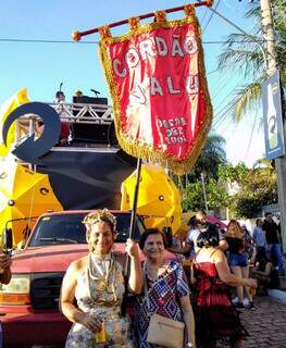 Aos 93 anos, Jacy se diverte com marchinha e leva filhas para dan&ccedil;ar