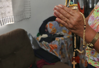Ap&oacute;s 20 anos em porta de cadeia, ajudar filho a comprar droga deu paz &agrave; diarista