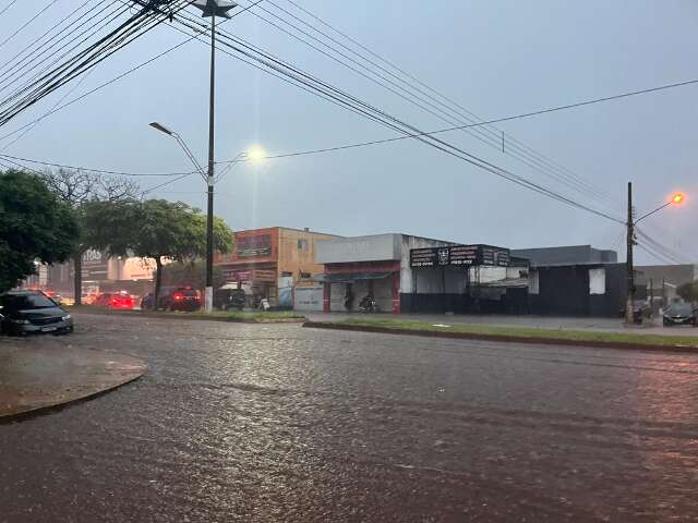 Chuva forte alaga ruas e acumula 30 mil&iacute;metros em poucos minutos