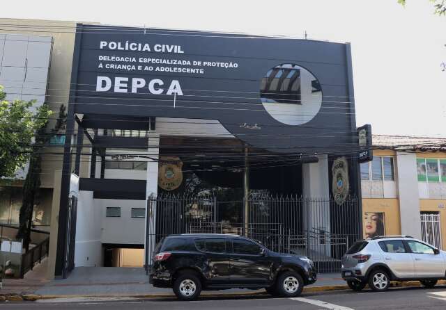 Crian&ccedil;as gritam por socorro e contam que ficavam sozinhas em casa 