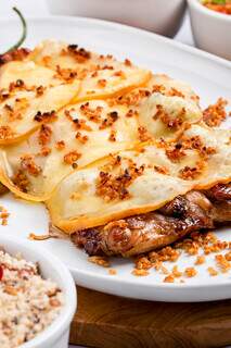 Amigos inventam frango &#039;atropelado&#039; turbinado de queijo, alho e bacon
