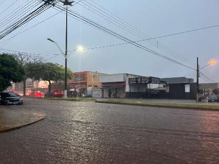 Chuva forte alaga ruas e acumula 30 mil&iacute;metros em poucos minutos