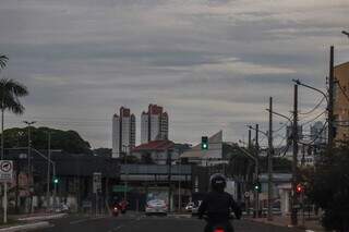 Quinta-feira amanhece com c&eacute;u nublado e previs&atilde;o de chuva para MS