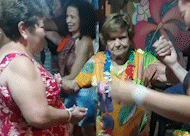 Aos 93 anos, Jacy se diverte com marchinha e leva filhas para dançar
