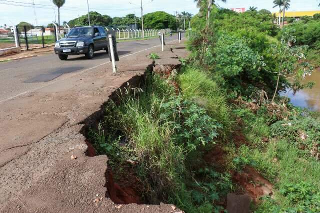 Ainda sem conserto, desmoronamentos em pontos movimentados oferecem riscos