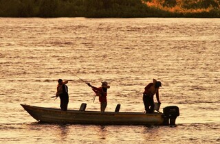 Homens pescando no rio Paraguai (Foto: Saul Schramm)