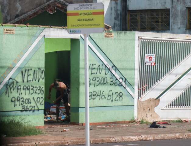 Dependentes qu&iacute;micos &ldquo;depenam&rdquo; im&oacute;vel e vizinhos reclamam de casa abandonada 