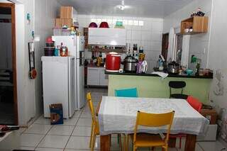 Cozinha da casa onde família mora no Bairro Monte Alegre. (Foto: Alex Machado)