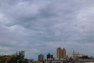 Campo Grande com céu nublado nesta sexta-feira. (Foto: Henrique Kawaminami)