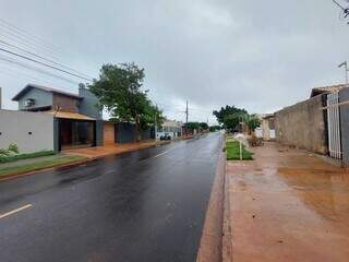Chuva moderada que caiu na Rua Delcides Mariano, no Bairro Rita Vieira (Foto: Direto das Ruas)