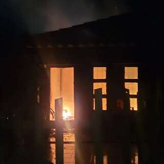 Homem incendeia casa e ex-mulher é socorrida com queimaduras 