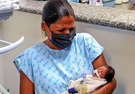 Ap&oacute;s parto prematuro, m&atilde;e segura filho pela primeira vez