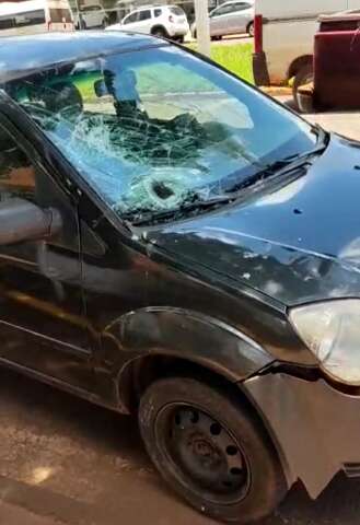 Mulher morre atropelada por carro na principal avenida da cidade