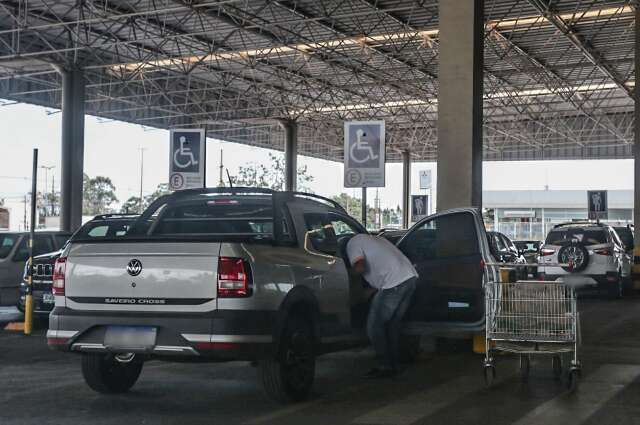 A&ccedil;&atilde;o educativa n&atilde;o resolve e prefeitura quer blitz em shoppings e supermercados