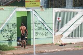 Casa foi invadida e depenada por usuários de drogas (Foto: Henrique Kawaminami)