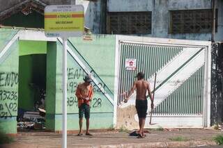 Portão social já foi retirado pelos invasores (Foto: Henrique Kawaminami)