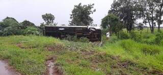 Caminhão tombado às margens da rodovia na região das Moreninhas. (Foto: Ana Beatriz Rodrigues)