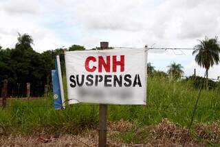 Propaganda de pessoa que vende pontos de CNH (Foto: Alex Machado)