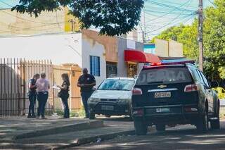 Criança morava com a mãe e padrasto; polícia fez buscas após a morte. (Foto: Alex Machado)