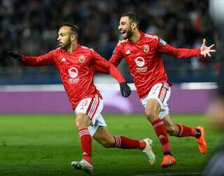 Jogadores do Al Ahly comemoram gol da vitória de hoje. (Foto: Reprodução)