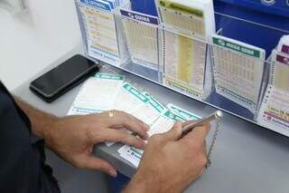 Apostador anotando os números da sorte no canhoto (Foto: Paulo Francis/Arquivo)