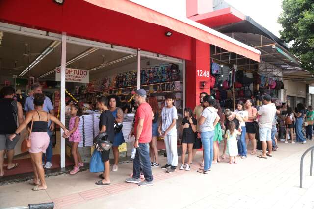 Pelo segundo fim de semana, pais lotam papelaria atr&aacute;s de promo&ccedil;&atilde;o