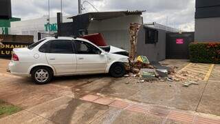 Corsa atingiu muro e ficou com a frente destruída. (Foto: Mariely Barros)