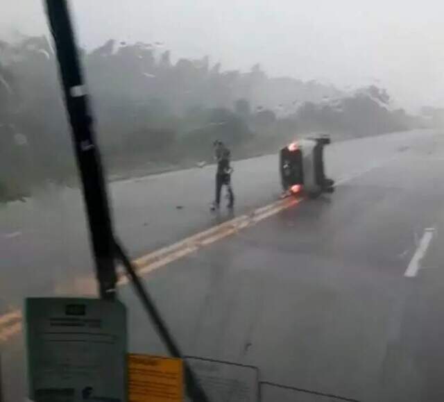 Condutor Perde Controle Em Rodovia Molhada Carro Capota E Para No Meio