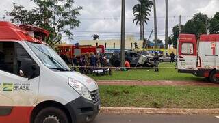 Policiais sendo socorridos por equipes no canteiro da Avenida Afonso Pena. (Foto: Mariely Barros)