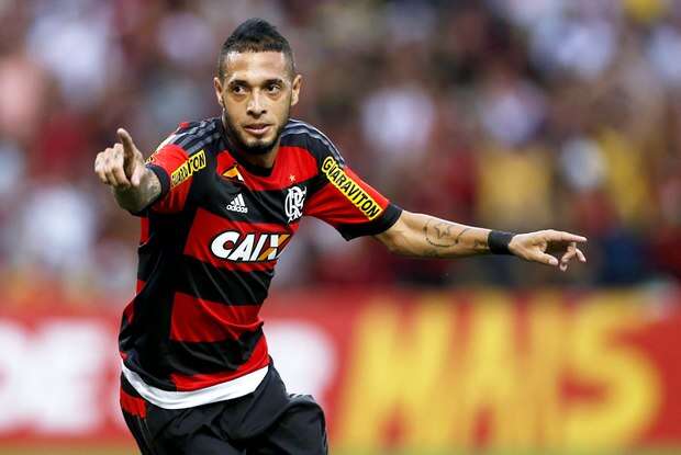 Coxim anuncia a contrata&ccedil;&atilde;o do atacante Paulinho, ex-Flamengo e Santos